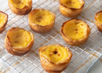 Португалски пастейш де ната – кремчета с хрупкава коричка и ванилов крем