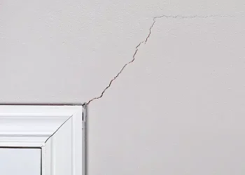 Малки пукнатини по стените: кога са само козметичен проблем и кога не