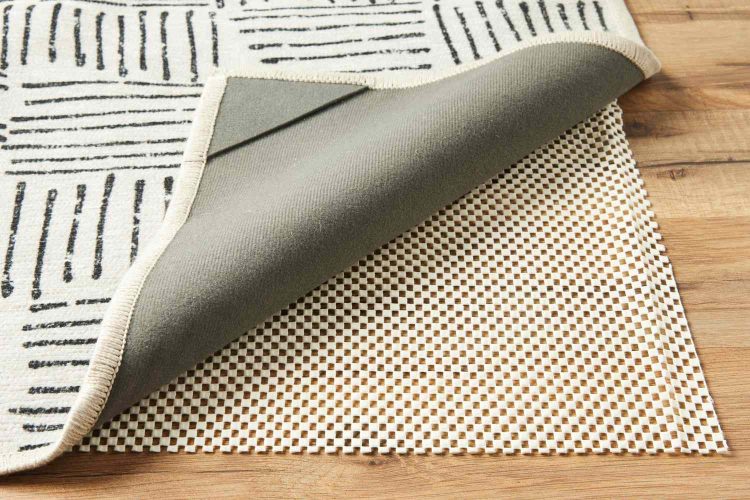 Как да спрем плъзгането на килим по пода – лесни решения без лепене и ремонт