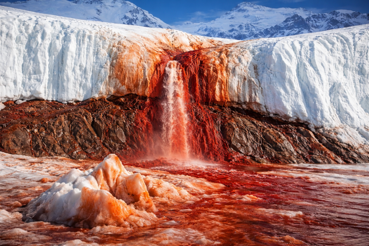 В Антарктида има водопад, който тече в кърваво червено