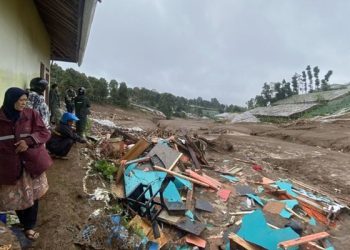 Броят на жертвите при свлачище в западна Ява, Индонезия, нарасна до 17 души