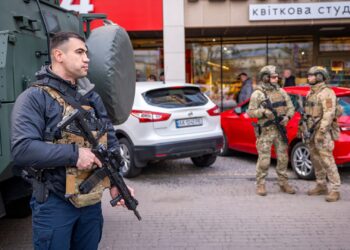 Двама полицаи са отстранени след паническо бягство от стрелбата в Киев