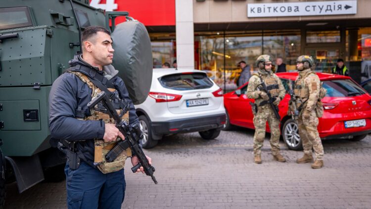 Двама полицаи са отстранени след паническо бягство от стрелбата в Киев