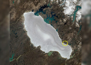 Малко езеро разсича снежния ръб на най-стария лед в Канада